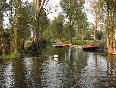 Zwischen den schwimmenden G�rten befinden sich die Wasserstra�en