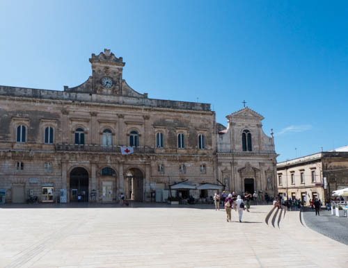 Rathaus und katholische Kirche des Heiligen Francesco