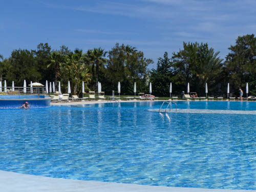 Pool im Hotel Riva Marina Resort