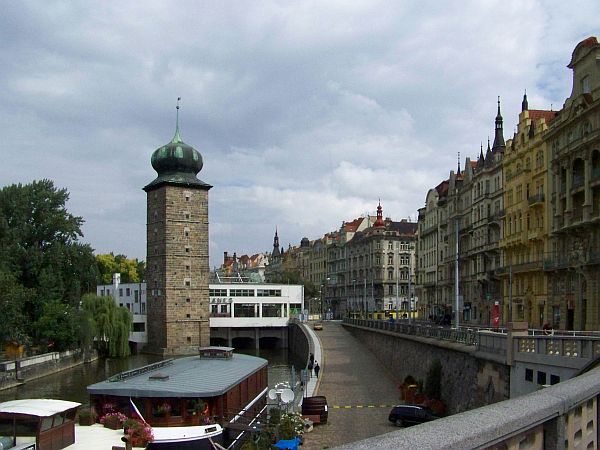Staße an der Moldau