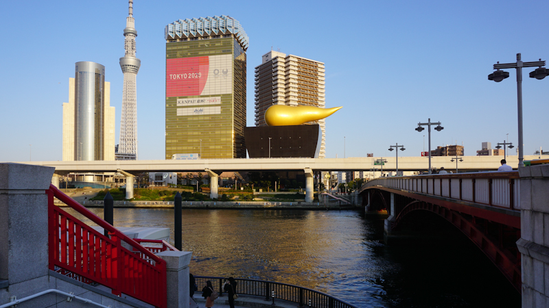 Tokyo Blick von Azumabashi-Brücke auf Asahi-Brauerei